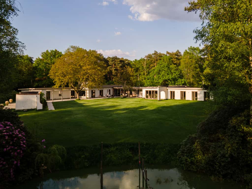 Centre de retraite psilocybine Renaissance Institute aux Pays-Bas — domaine privé entouré de forêt