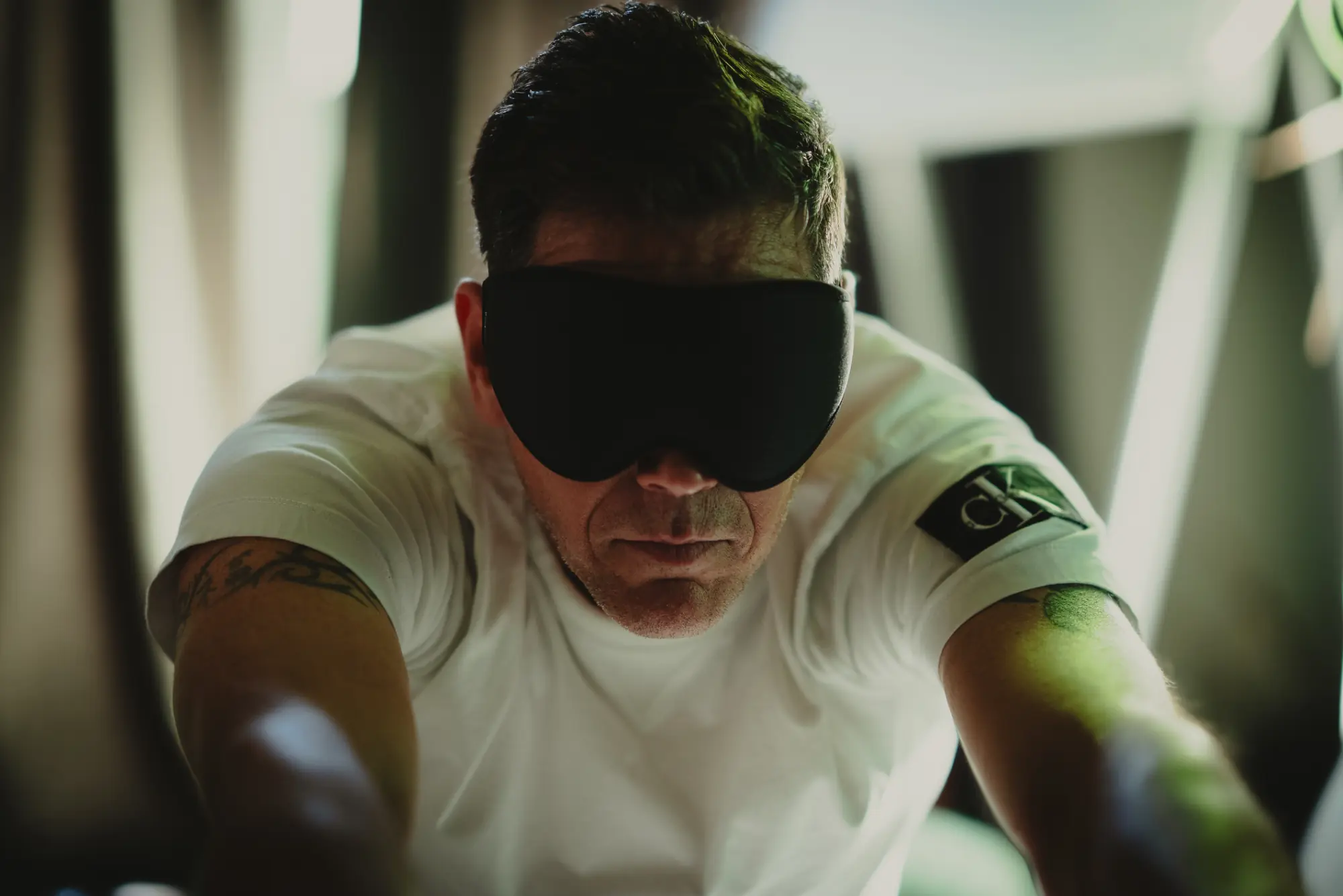 Participant en méditation lors d'une session thérapeutique de psilocybine à l'Institut Renaissance