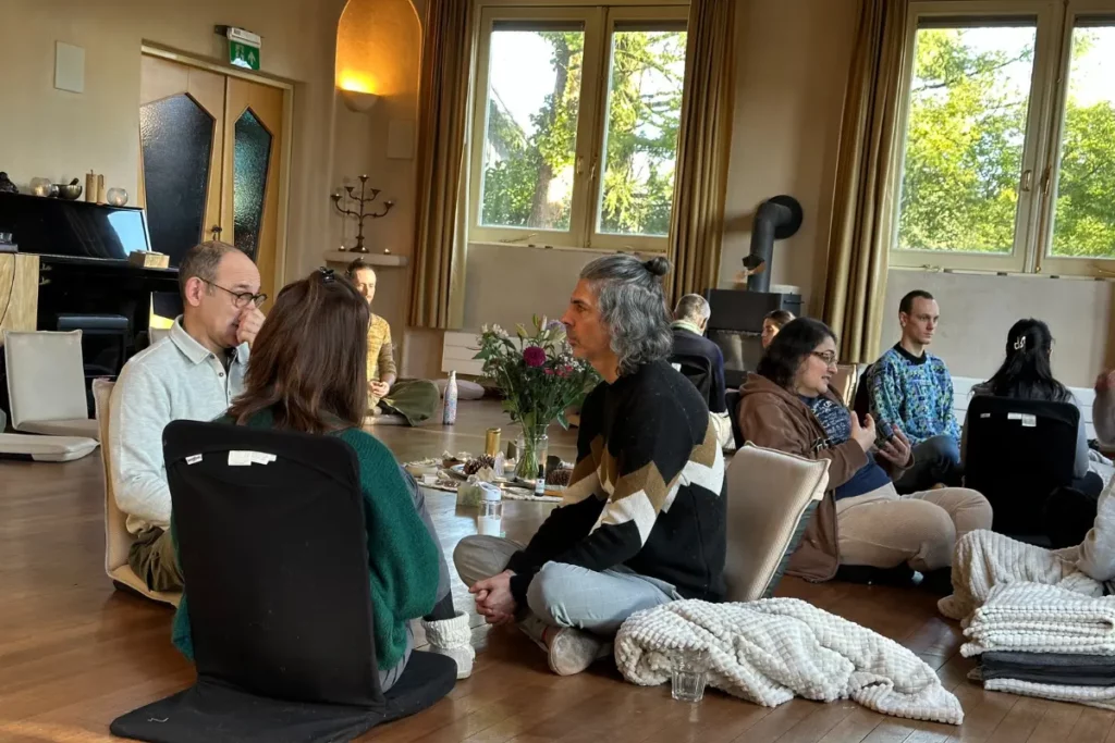 Cercle d'intégration psychédélique - participants partageant leur expérience au Renaissance Institute