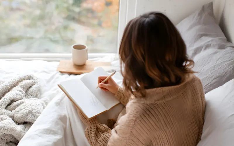 Rituel matinal de journaling pour l'intégration psychédélique