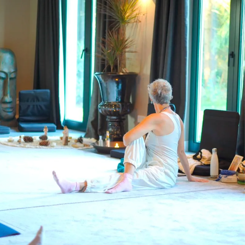 Pratique somatique de yoga pour incarner l'intégration psychédélique dans le corps